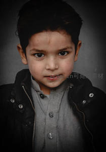 深邃眼神的男孩肖像特写