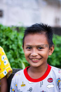 阳光下灿烂微笑的少年