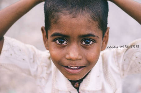 双手举头的可爱男孩近照