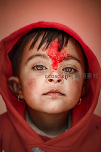 红帽孩童额头绘彩妆容