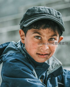 戴帽男孩纯真凝视镜头