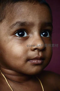 婴儿大眼凝视充满好奇