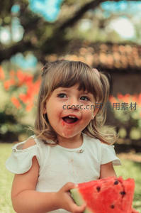 小女孩开心吃西瓜