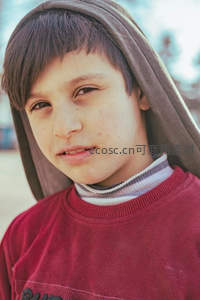 穿红色卫衣男孩的沉静侧颜