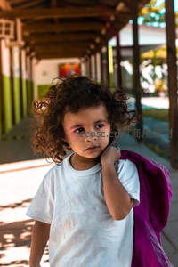 卷发小女孩在走廊里若有所思