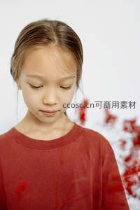 穿红色上衣的女孩低头沉思