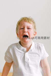 哭泣的金发小男孩表情夸张