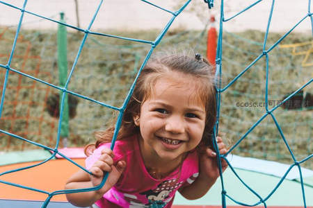 女孩在游乐场网中微笑