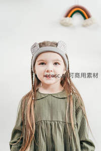 戴兔耳发带的女孩直视镜头