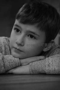 少年黑白侧影，沉静思绪流淌