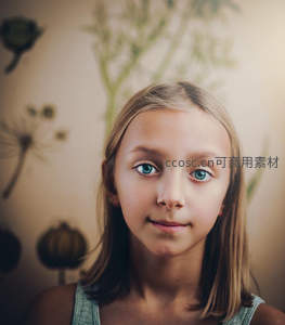 蓝眸女孩室内植物墙前微笑