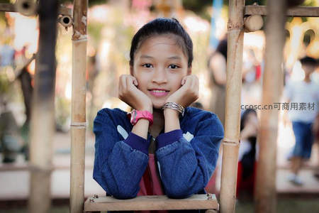 竹架上的少女托腮微笑
