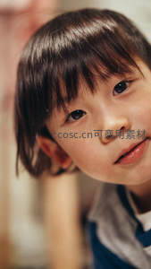 小男孩侧脸温柔凝视