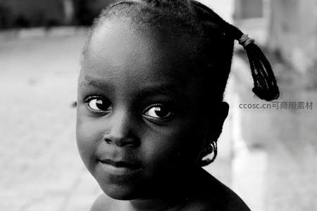 黑发小女孩黑白特写肖像