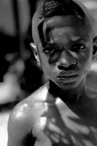 水珠男孩黑白肖像特写