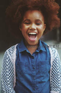 卷发女孩开怀大笑瞬间