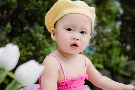 戴黄帽粉裙的萌娃花园写真