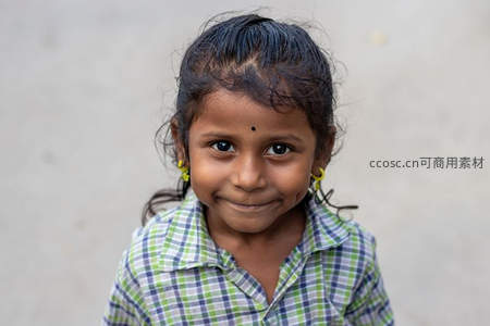 印度小女孩微笑直视镜头，额头点朱砂