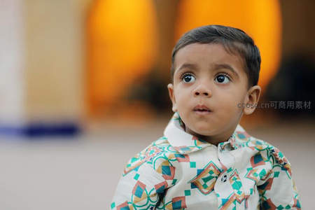 穿印花衬衫的男孩惊讶抬头望