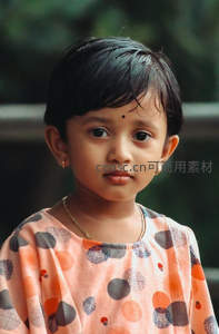 穿波点裙的小女孩正视镜头