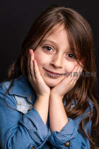 小女孩双手托腮微笑凝视镜头