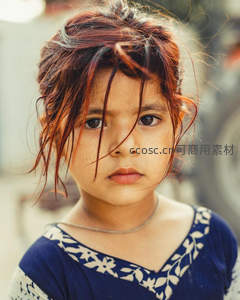 红发小女孩直视镜头神情严肃