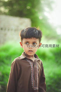 绿意背景下的童真面孔