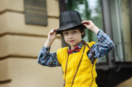 时尚男孩街拍戴帽瞬间