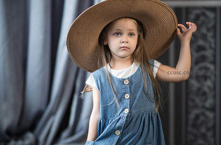 戴草帽小女孩优雅端庄