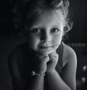 黑白光影中小女孩托腮凝视