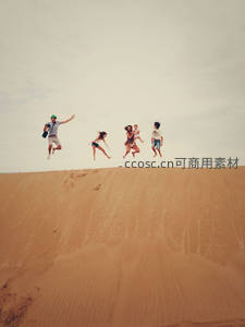 家人齐跃沙丘共享欢乐瞬间