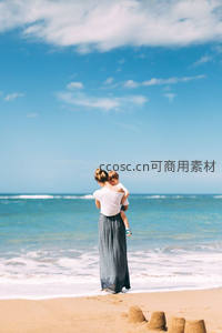 母亲怀抱孩子静观海天一色