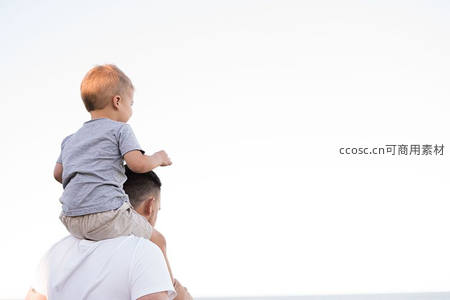 幼童骑肩眺望远方风景