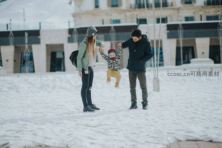 雪地一家三口欢乐嬉戏
