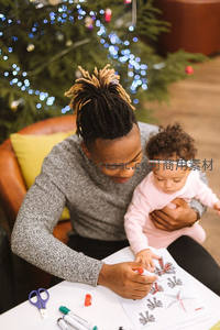 父亲与女儿温馨共度圣诞手工艺时光
