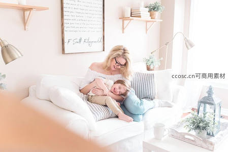 母亲与孩子沙发上共享甜蜜依偎时刻