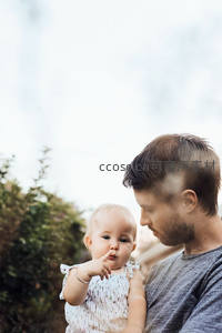 父女温馨互动，户外自然光下的亲情时刻