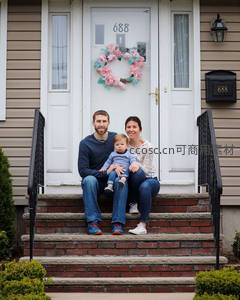 门前台阶上的温馨三口之家