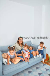 客厅沙发上欢乐的亲子时光