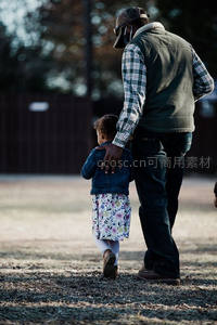 父女牵手漫步乡间小路背影温馨