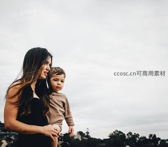 母亲怀抱幼儿眺望远方风景