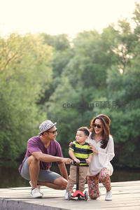 亲子时光：父母陪伴孩子滑板车游乐