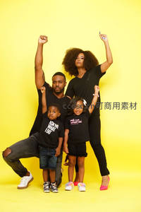 活力全家福：黑衣家庭在亮黄背景下欢呼