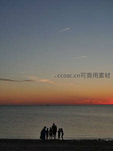 夕阳剪影：全家海边共赏落日余晖