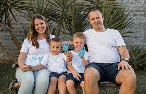 幸福家庭户外合影，孩子手印欢乐瞬间