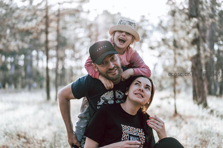 森林中父女嬉戏母子欢笑