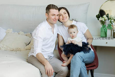 父母与宝宝卧室合影幸福满溢