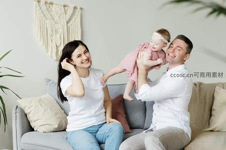 父母沙发举高高逗乐小宝宝