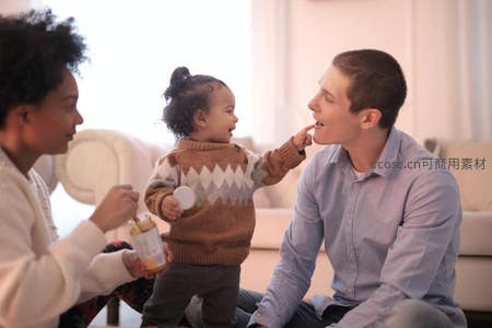 温馨家庭互动，孩子为父亲涂唇膏