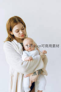 母亲温柔怀抱新生儿，眼神满是爱意